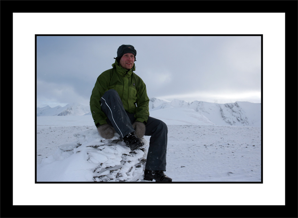 Toppbildeblaafjellet.jpg - Kristen sitter på toppvarden til Blåfjellet.