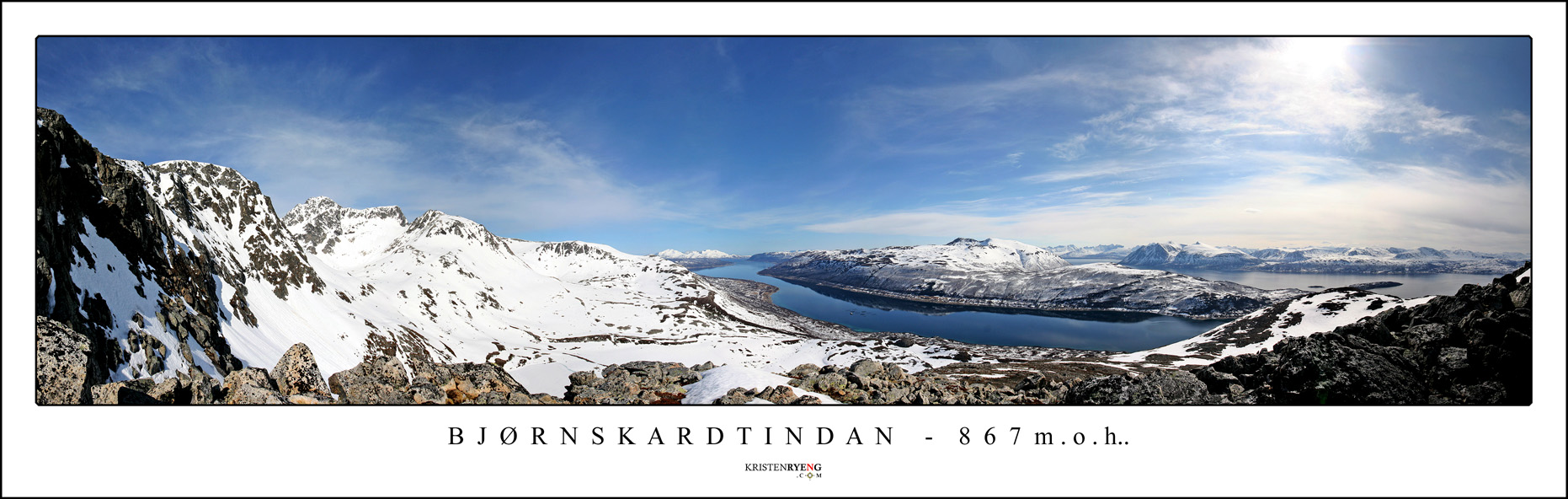 Panorama-Bjornskardtindan.jpg - Utsikt fra Bjørnskardtindan. Her ses Reinøya med Langsundet i forkant og Grøtsundet bak til høyre.