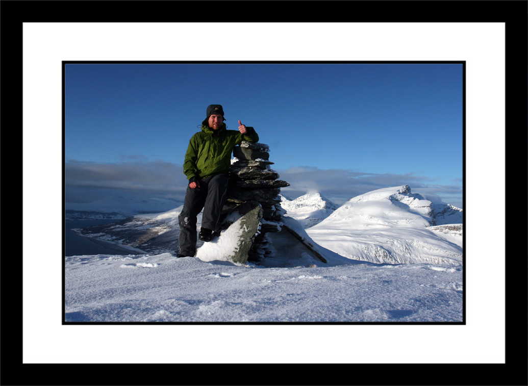 Toppbildelaksvatn.jpg - Kristen på toppen av Laksvatnfjellet - 876 moh. Dato : 16.02.09. Andersdaltind og Blåtind ses til høyre for varden.