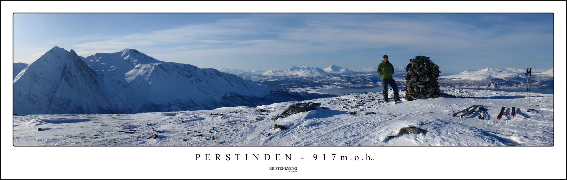 Panorama-Perstinden.jpg - Utsikt fra Perstinden. Fugltinden ses til høyre for varden. Balsfjorden bak i bildet.
