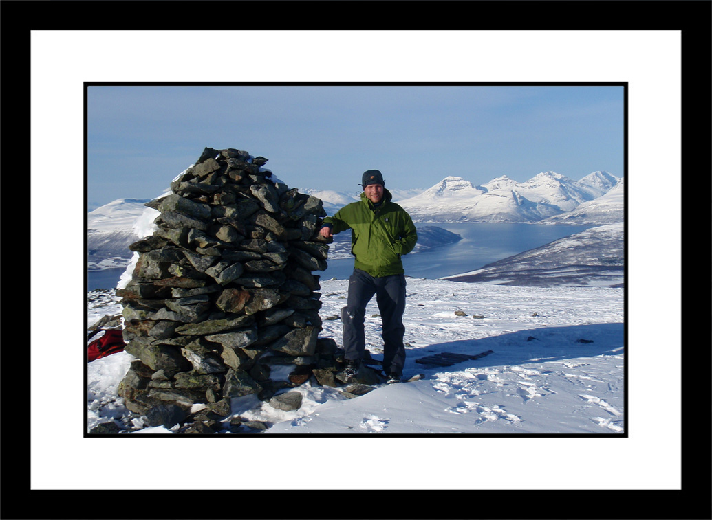 ToppbildePerstinden.jpg - Kristen på toppen av Perstinden - 917 moh. Dato 06.03.09