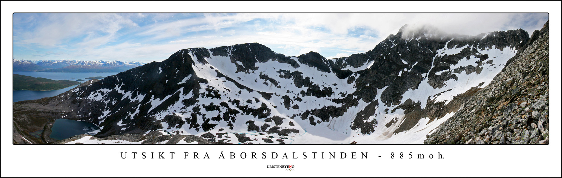 PanoramaAaborsdalstinden3.jpg - Utsikt fra oppstigningen mot Åborsdalstinden. Åborsdalen med Åborselvvatnet nede til venstre. Vann med is på midt i bildet ligger under Ringvassøyas høyeste fjell Soltindan (1051 moh).