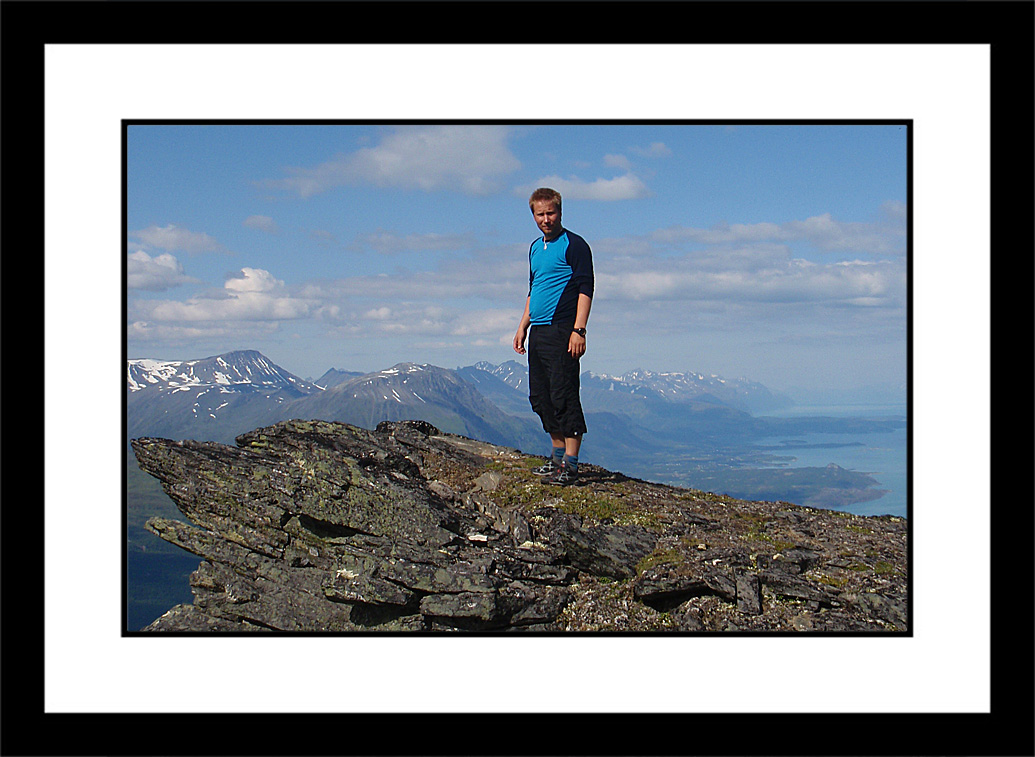 ToppbildeFalsnestinden.jpg - Kristen på toppen av Falsnestinden - 1059 moh