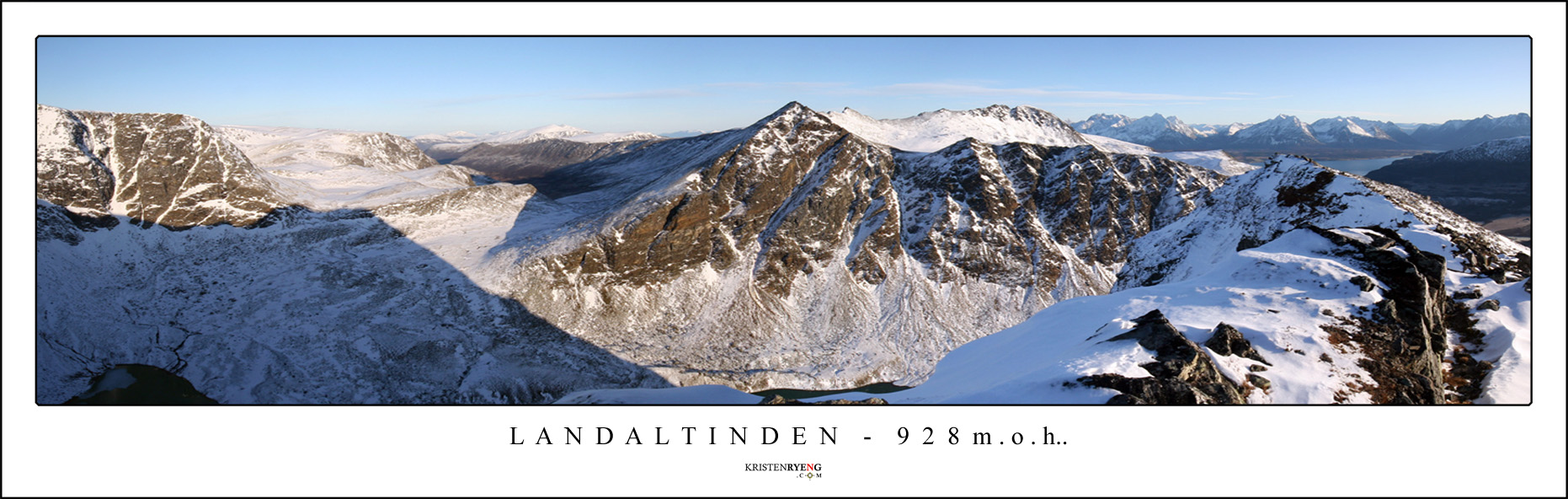 Panorama-Langdaltinden2.jpg - Utsikt fra toppen av Langdaltinden (924 moh). Her mot Graselvtinden (800 moh) og Vardtinden (1054) til høyre i bildet. Markant topp midt i bildet er uten navn (1017/1022 moh). Legg merke til skrivefeilen på bildet.... *Arg*