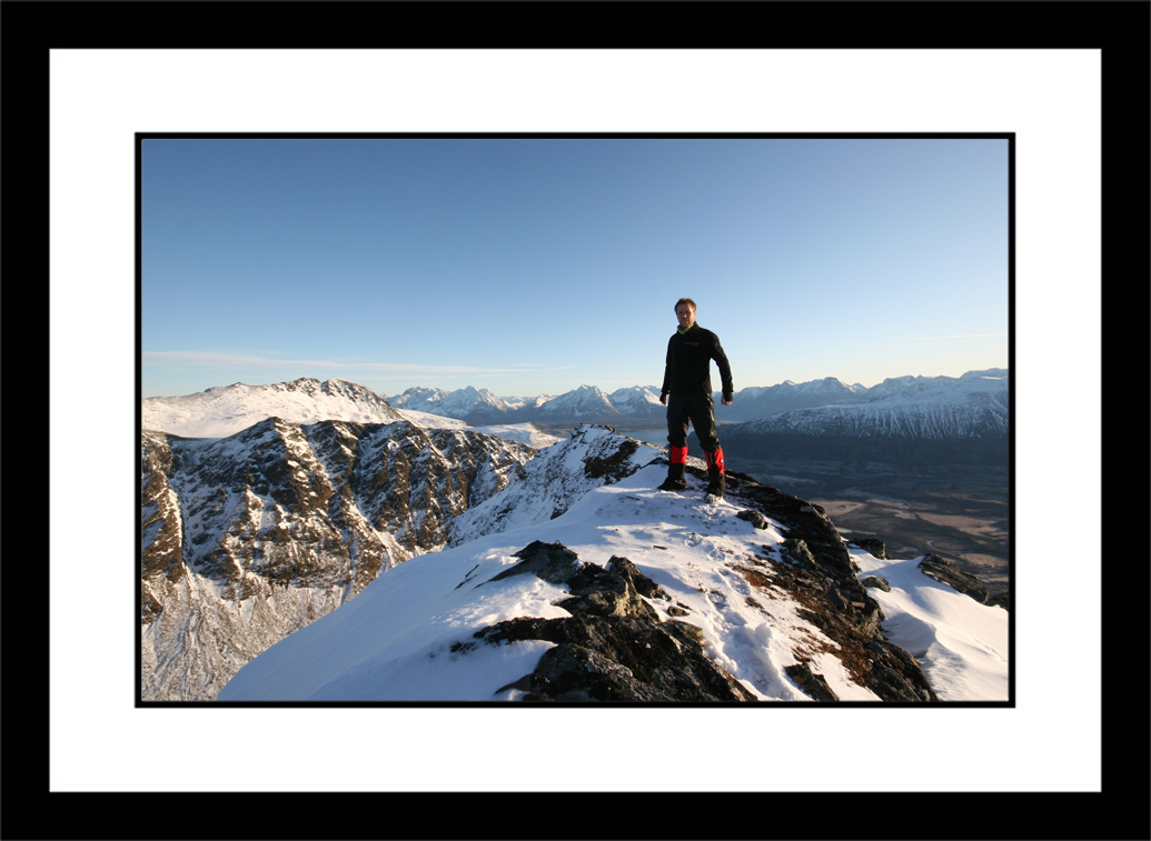 ToppbildeLangdaltinden.jpg - Kristen på toppen av Langdaltinden (924 moh). Breivikeidet nede til høyre.