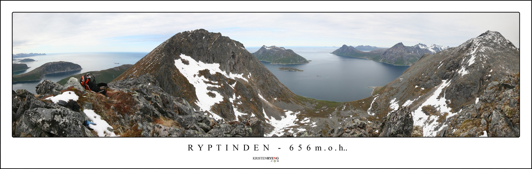Panorama-Ryptinden.jpg - Utsikt fra Ryptinden. Vi ser Bremnestinden til venstre. Breitinden til høyre med Rekvik bak.