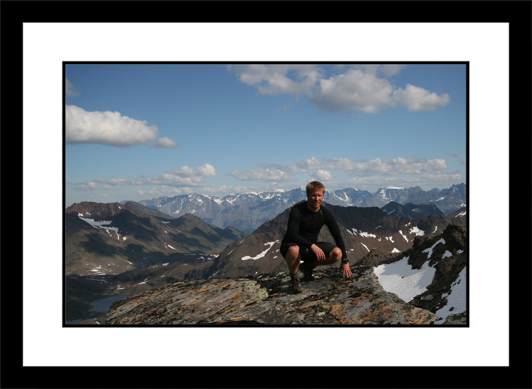 ToppbildeSmalaktinden.jpg - Kristen på toppen av Smalaktinden - 1244 moh