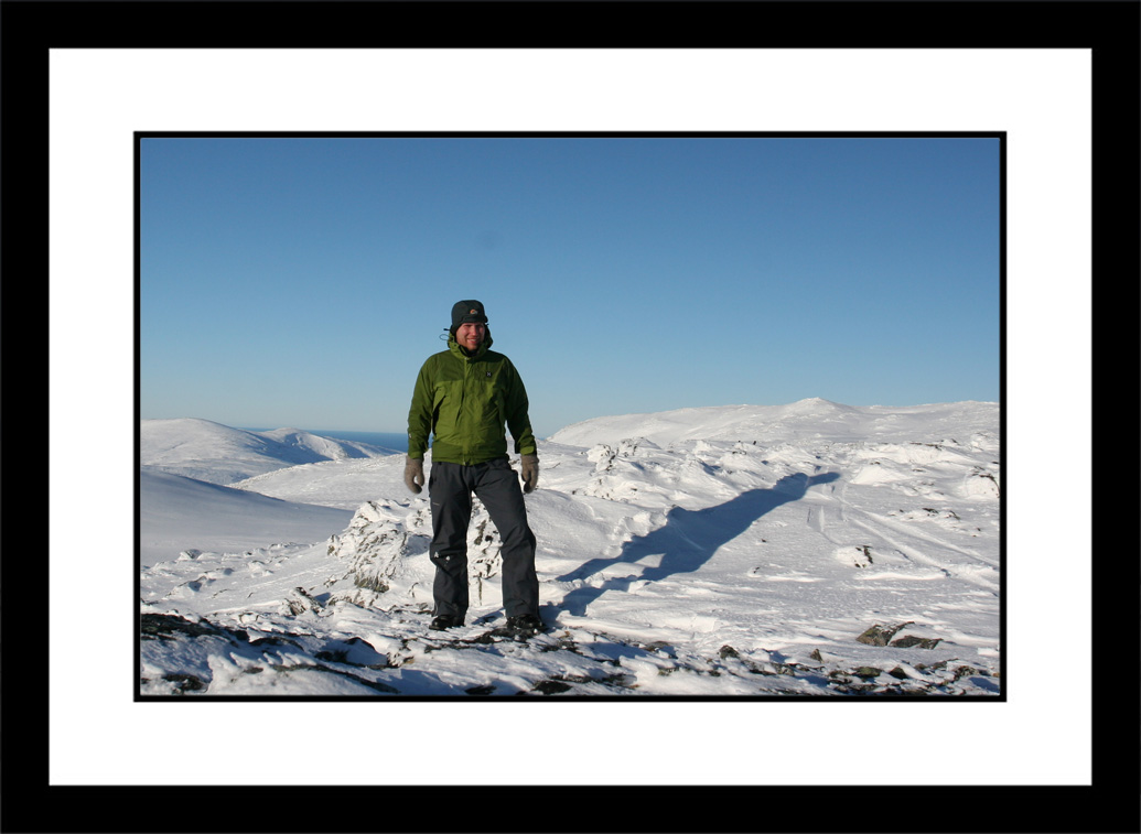 Toppbildesnofjellet.jpg - Kristen på toppen av Snøfjellet. Toppen er uten varde. Dato : 01.03.09