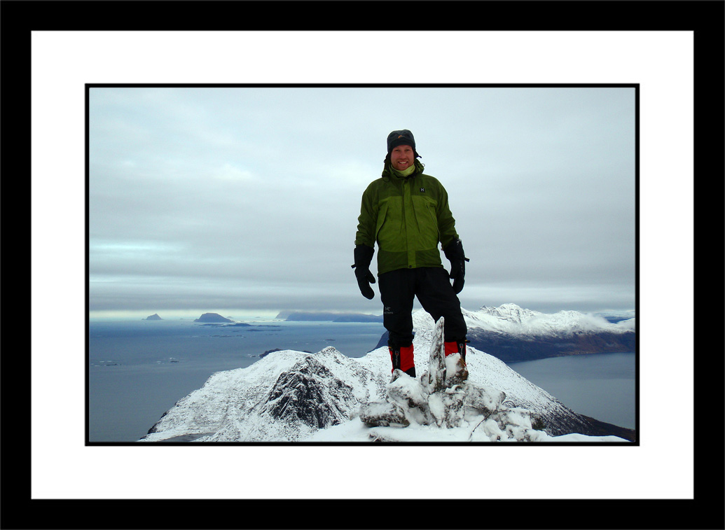 ToppbildeSortinden.jpg - Kristen på toppen av Sørtinden (724 moh)