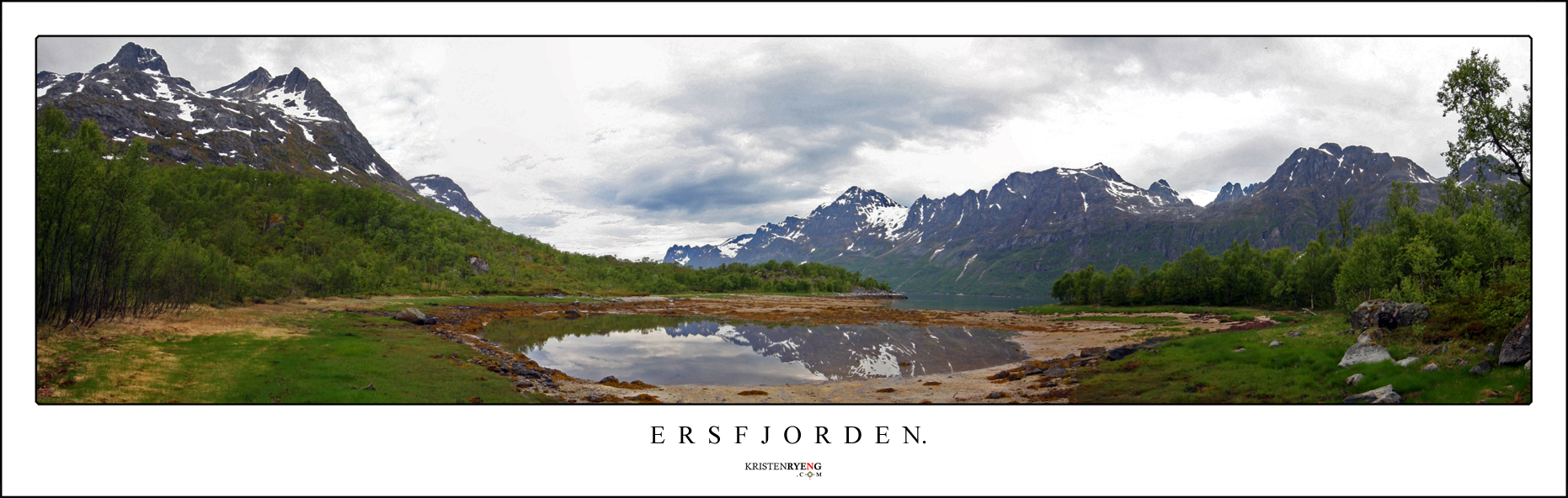 ErsfjordenPanorama2.jpg - Utsikt langs Ersfjorden. Ersfjordtraversen ses i bakgrunn til høyre. Leirholstinden i venstre billedkant.