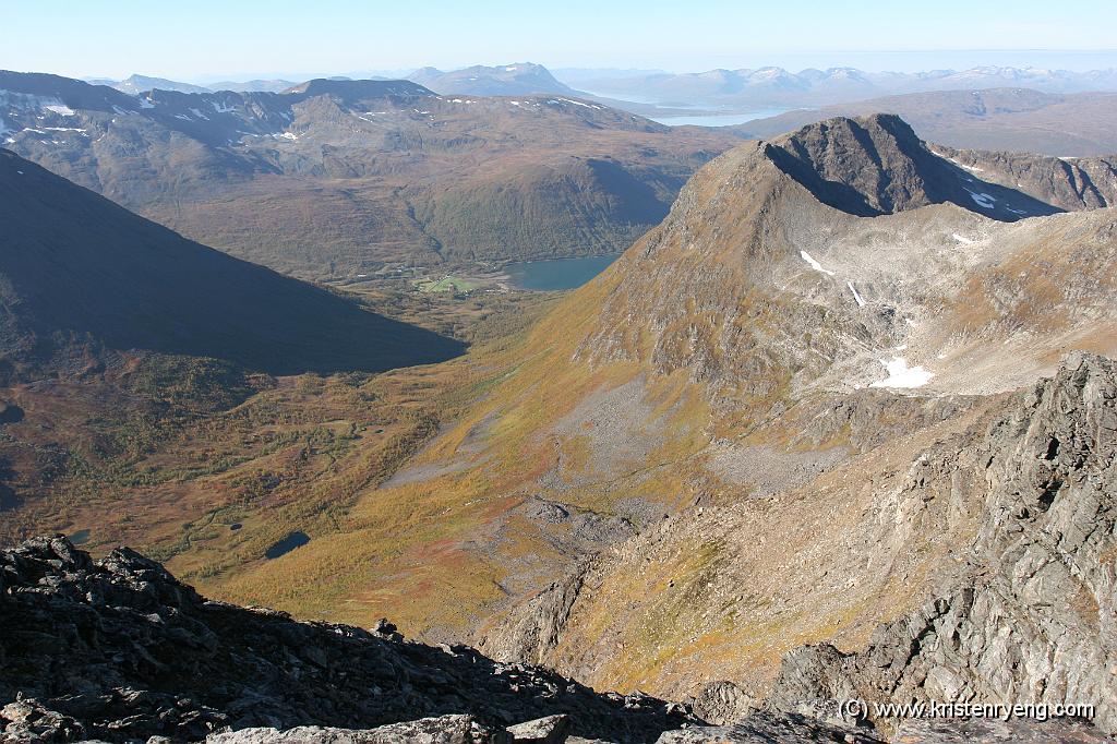 IMG_0793.JPG - Utsikt ned mot Saltdalen. Ruten går inn dalen og dernest opp til høyre ved steinura som ses litt til venstre for midten av bildet.