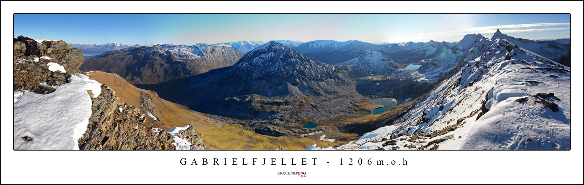 Gabrielfjellet2.jpg - Utsikt mot sørøst fra toppen av Gabrielfjellet (1206 moh). Vi ser ned mot Tepphaugdalen (Vuolevàggi) med Tepphaugdalvatnet nede til høyre. Midt i bildet ses Tepphaugdaltinden (1251 moh). Ute til høyre ses Hamperokken (1404 moh). Lyngsalpene helt bakerst.