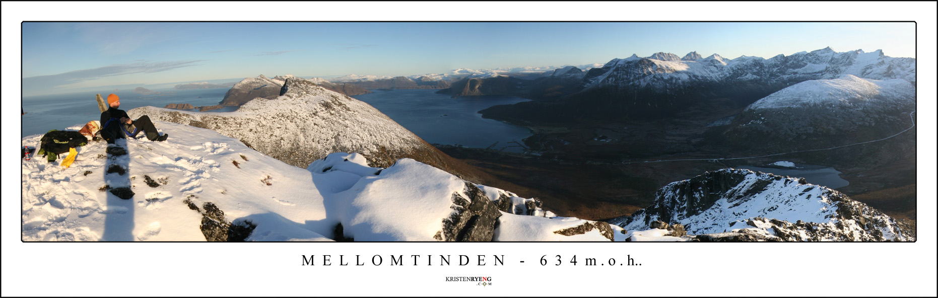 Panorama-Mellomtinden.jpg - Panorama med utsikt fra Mellomtinden. Tromvik nede i midten. Tromtinden til venstre i bildet. Ruten opp til Mellomtinden ses langs ryggen til høyre i bildet.