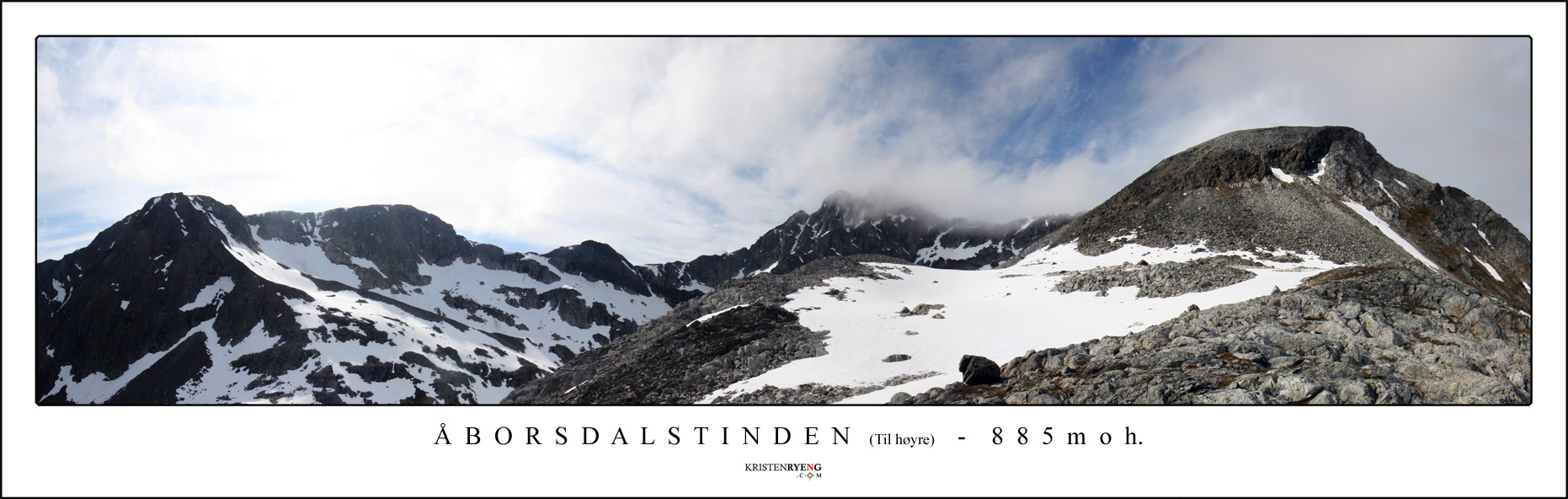 PanoramaAaborsdalstinden2.jpg - Utsikt mot Åborsdalstinden til høyre i bildet. Soltindan midt i bildet (i tåken) - og Bjørnskartindan ute til venstre.