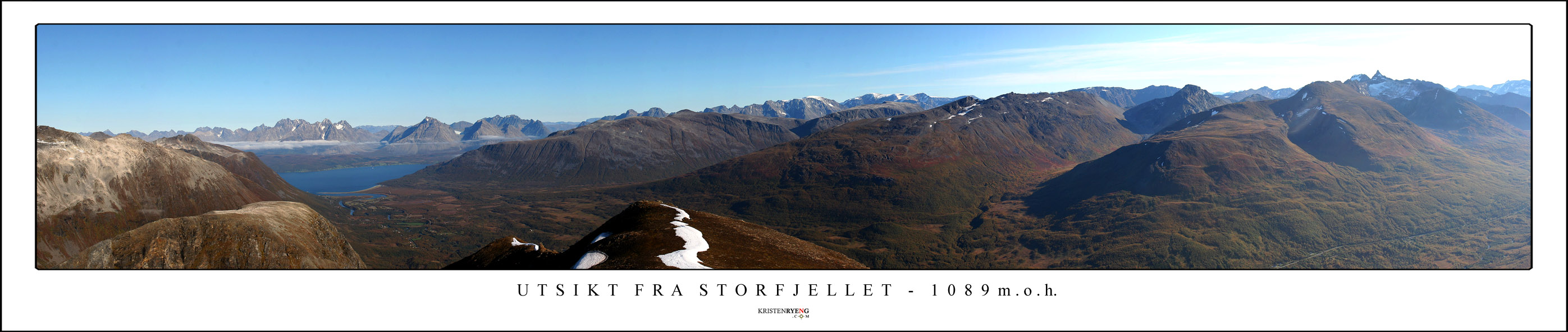 PanoramaStorfjelletWEB.jpg - Utsikt fra Storfjellet, 1089 moh, 8. september 2010. Vi ser Ullsfjorden og Breivikeidet nede til venstre i bildet. Til høyre for Ullsfjorden ligger fjellkjeden Nakkefjellet og Nakkedalen. Dernest følger Stormheimfjellet, Tepphaugdalen og Gabrielfjellet. Bak til høyre ses toppen av Haperokken. Se neste bilde i albumet som illustrerer hvor de ulike navn befinner seg.