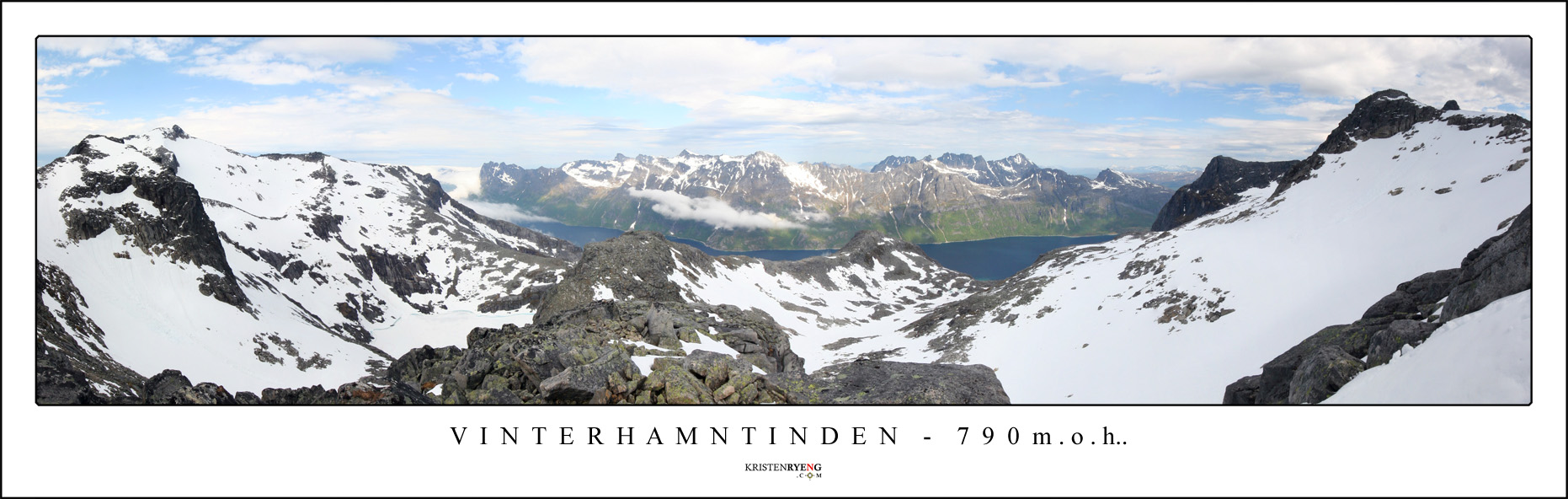 panoramavinterhamntinden1.jpg - Utsikt fra toppen av Vinterhamntinden (790 moh). Ersfjorden med den kjente Ersfjordtraversen ses midt i bakkant, midt i bildet.