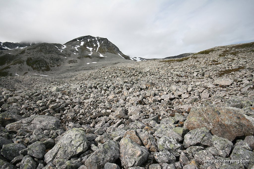 IMG_0022.JPG - En og annen stein på veien mot toppen.