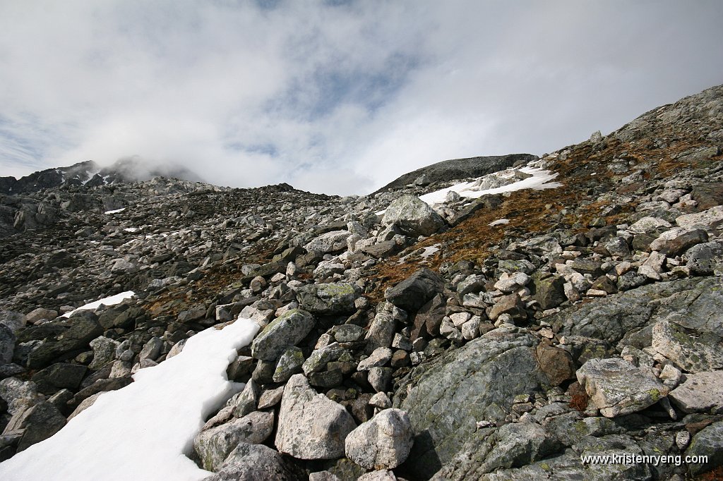 IMG_0070.JPG - Nærmer meg toppen. Bak tåkenskyen til venstre i bildet ligger Ringvassøyas høyeste fjell, Soltindan.