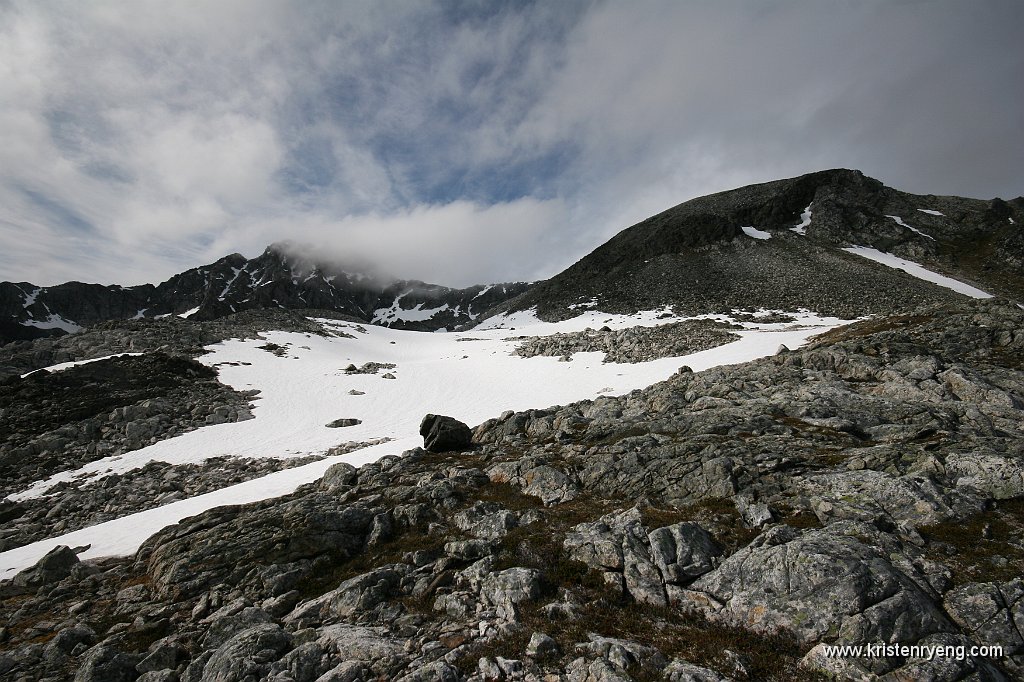 IMG_0075.JPG - Åborsdalstinden oppe til høyre. Soltindan bak til venstre i tåken.