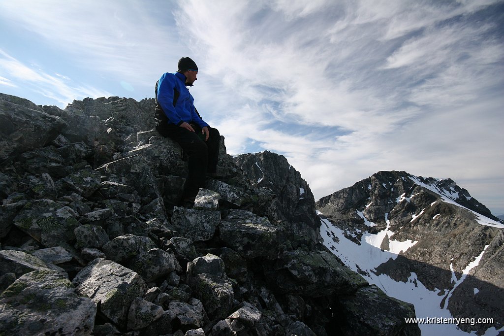 IMG_0208.JPG - Kristen nyter utsikten mot den navnløse toppen, 1000 moh. Ser enkel og grei ut den.