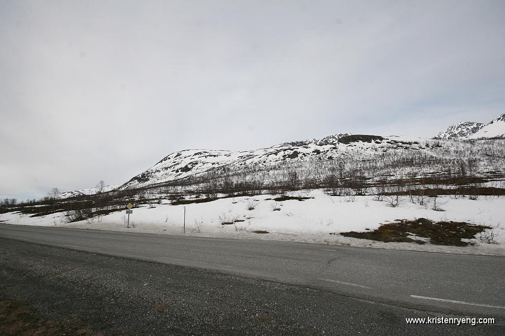 IMG_0001.JPG - Sett fra parkeringsplassen. Bjørnskardtindan sees helt bak i bildet, litt til høyre for midten.