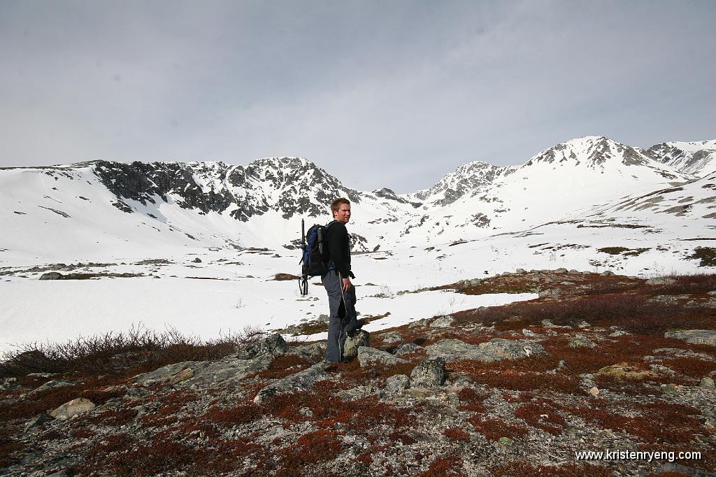 IMG_0024.JPG - Kristen i gryta mellom Bjørnskardtinen og Åborsdalstind.