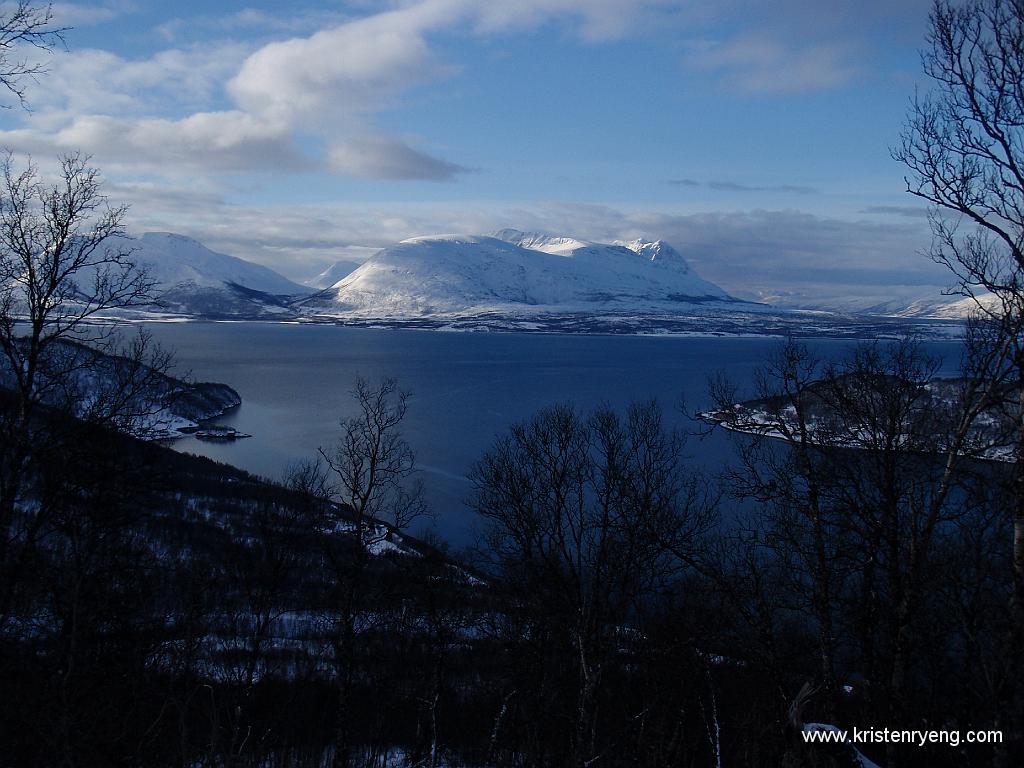 P2280009.JPG - Utsikt mot fjellene i Malangen. Olavsvern nede til høyre på motsatt side av fjorden.