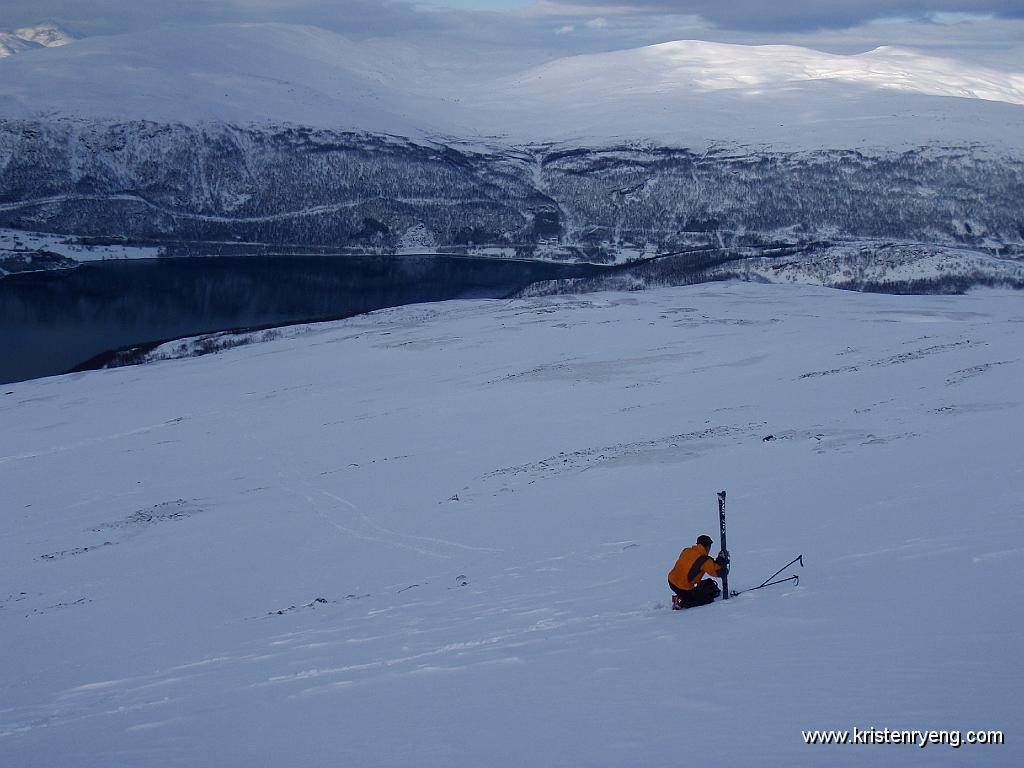 P2280019.JPG - Trond og smalfellene kommer til kort i det bratteste partiet med skaresnø. Løsningen ble å ta skiene på nakken og gå til fots opp. Funker det også ! :-))