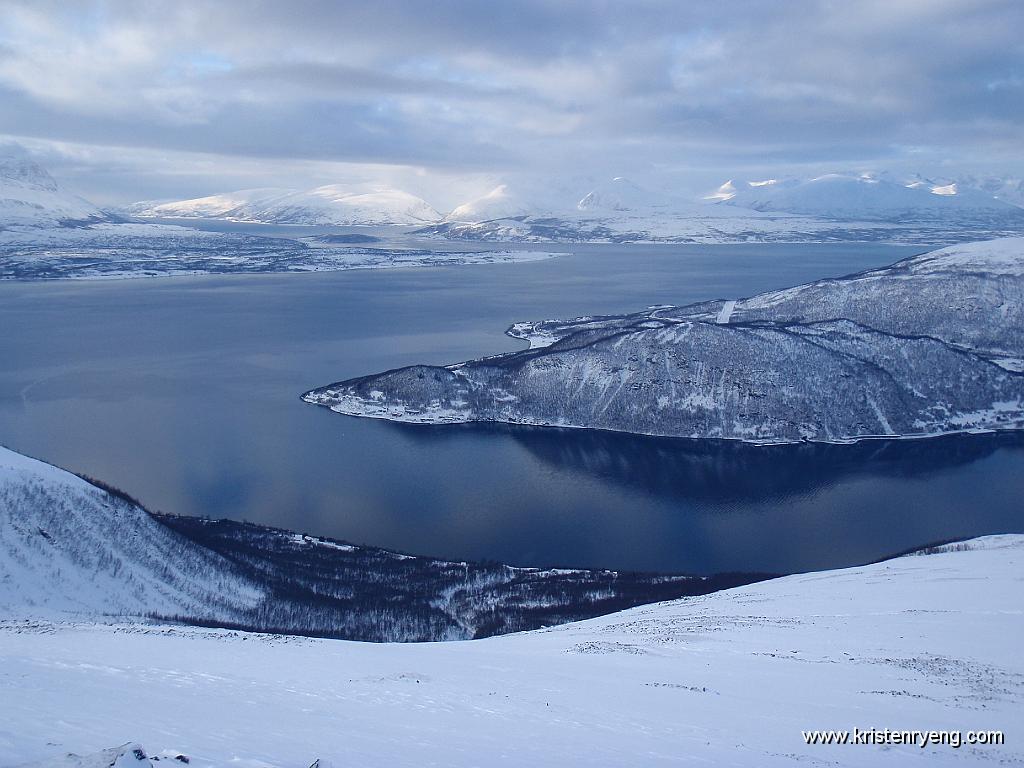 P2280020.JPG - Utsikt mot Kvaløya. Ser Straumshella bak litt til venstre for midten i bildet.
