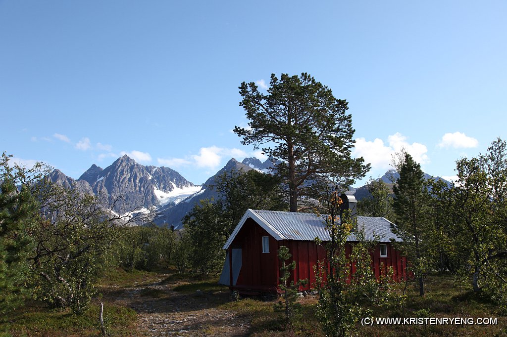 IMG_0080.JPG - Et par hytter ligger idyllisk til i starten av traseen opp dalen.