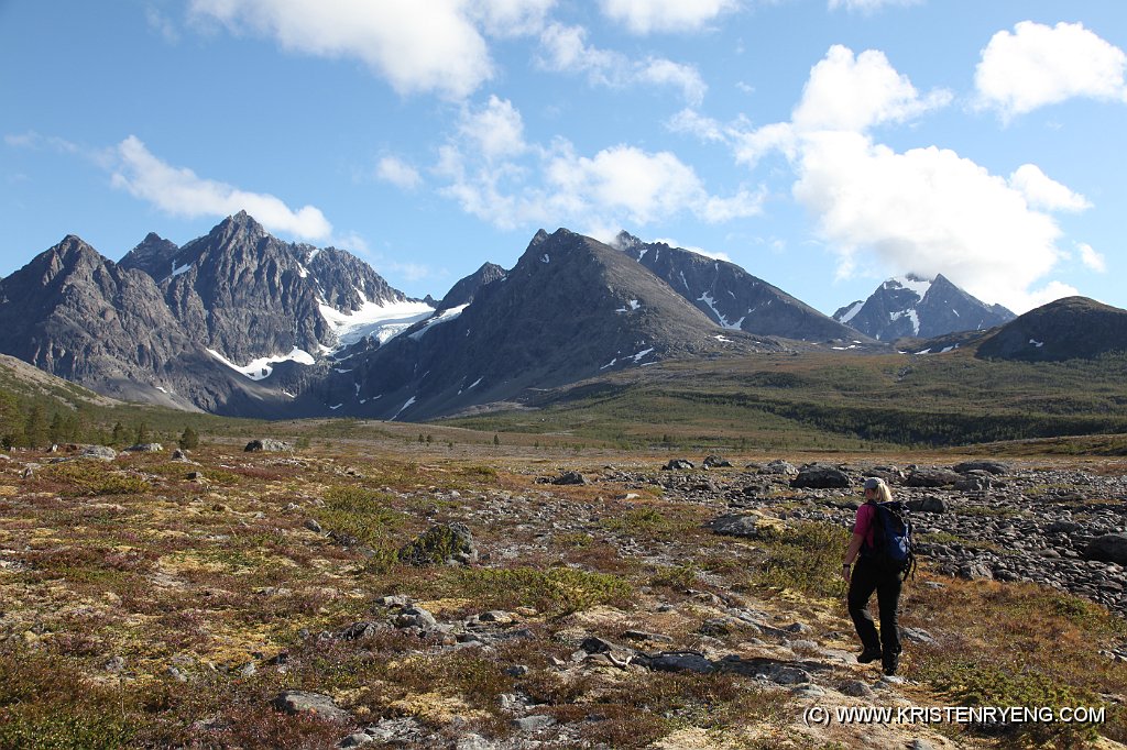 IMG_0103.JPG - Cathrine på vei inn mot Blåvatnet.