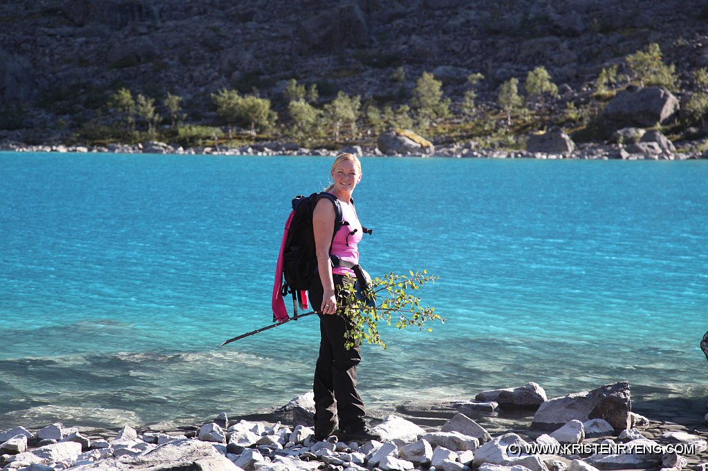 IMG_0153.JPG - Cathrine med vannkanten av Blåvatnet.