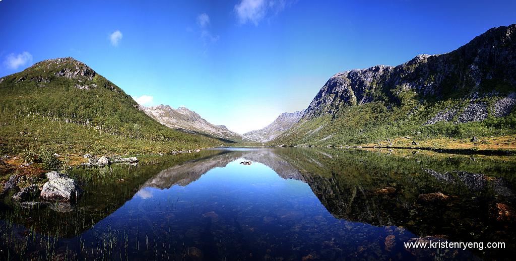 Blaaskredtinden_Panorama1.jpg - Panorama av vann 76 i Kråkskardet. Blåskredtinden ses bak til venstre for midten. Tverrfjellet til høyre og Nordfjordtinden til venstre i bildet.