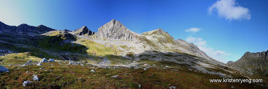 Blaaskredtinden_Panorama3.jpg - Panorama av fjellkjeden sett fra Kråkskardet.