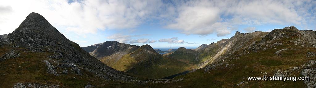 Blaaskredtinden_Panorama4.jpg - Panorama tatt fra ryggen av Blåskredtinden. Høyde 750 til venstre i bildet. Til høyre ses ryggen og ruten videre mot Blåskredtinden.