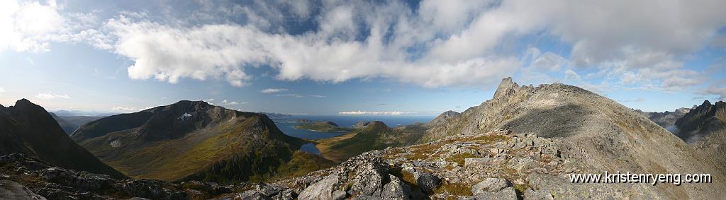 Blaaskredtinden_Panorama5.jpg - Blåskredtinden til høyre. Vasstinden til venstre for midten.