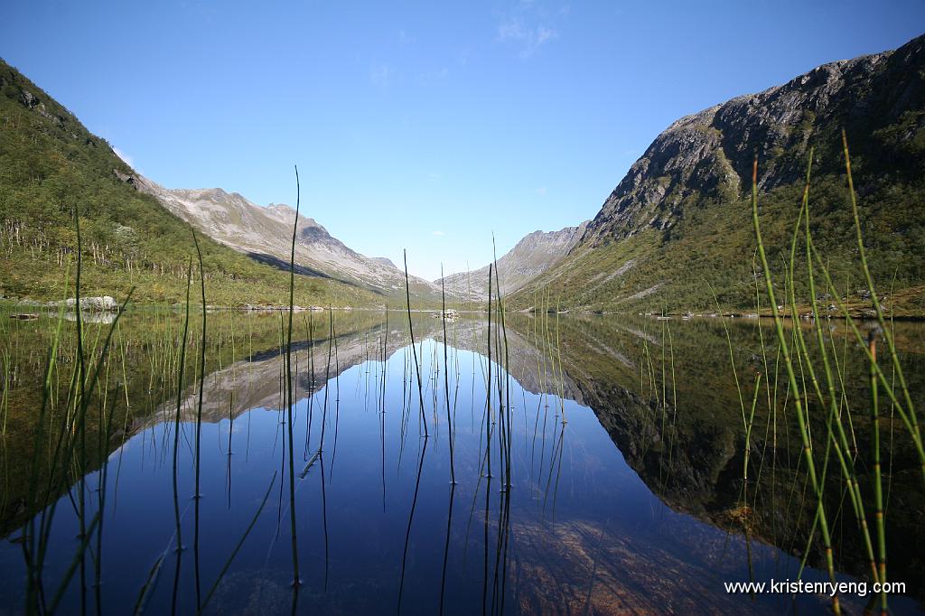 IMG_0025.JPG - Blikkstille på vannet. Fantastisk speilbilde fra fjellene rundt.