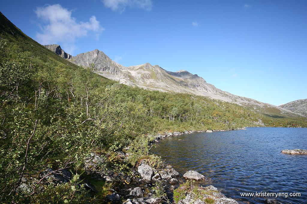 IMG_0058.JPG - Nærmer meg enden av vannet og skal snart legge kursen opp gjennom skogen.