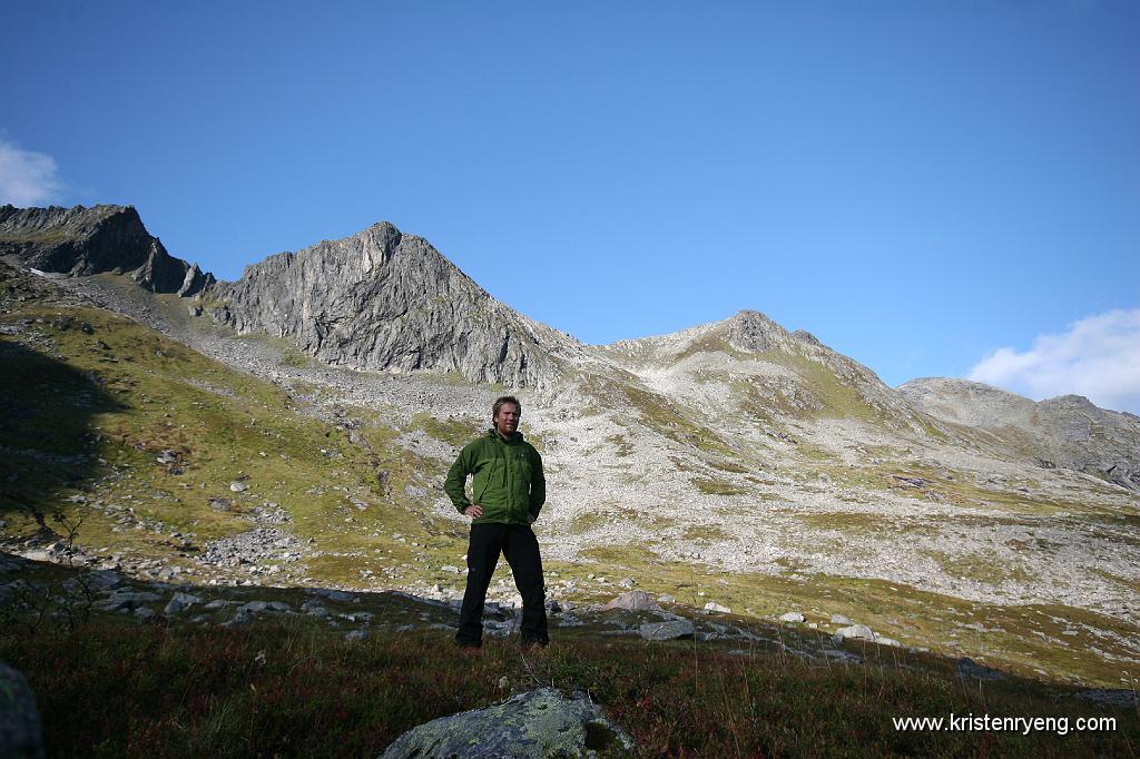 IMG_0105.JPG - Kristen med Blåskredtinden bak til høyre. Fjellet litt til venstre i bildet er uten navn (750 moh).