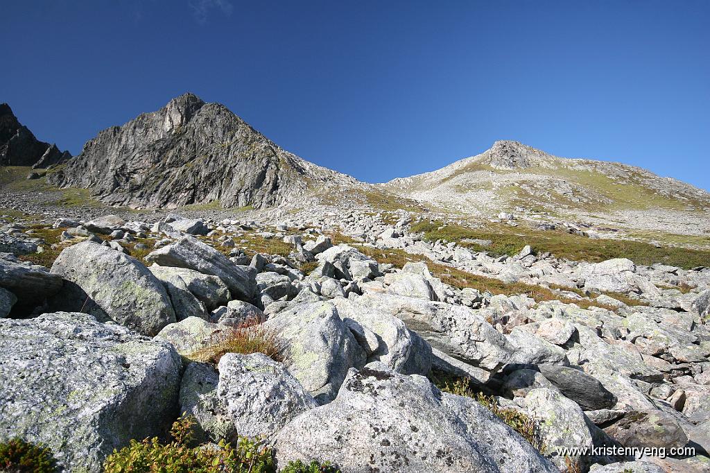 IMG_0115.JPG - Skaret opp mellom punkt 750 moh (til venstre) og Blåskredtinden til høyre.