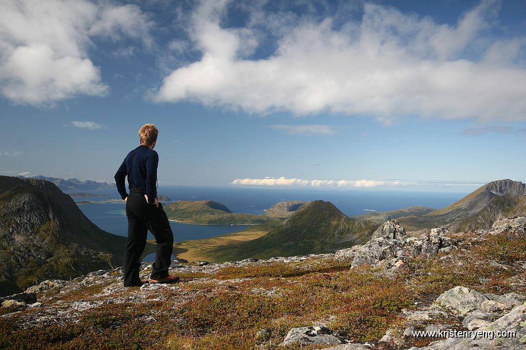 IMG_0211.JPG - Kristen nyter storslagen utsikt mot Sommarøy.