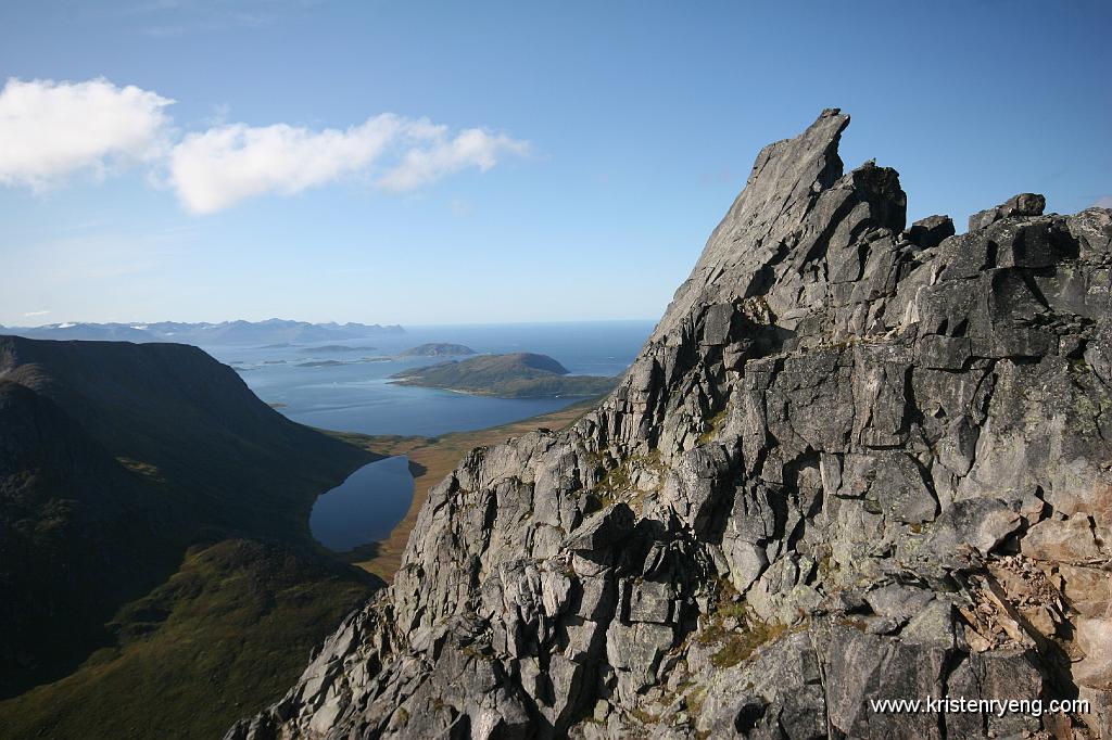 IMG_0291.JPG - Bjørnskardtinden med utsikt mot Sommarøy.