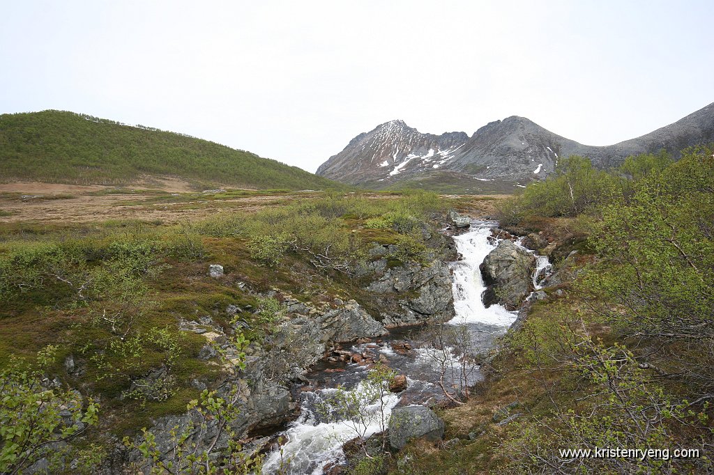 IMG_0004.JPG - Yttergårdselva med Bremnestinden (786 moh) bak til venstre. Bak i lengderetningen av elva ses Ryptinden (656 moh).