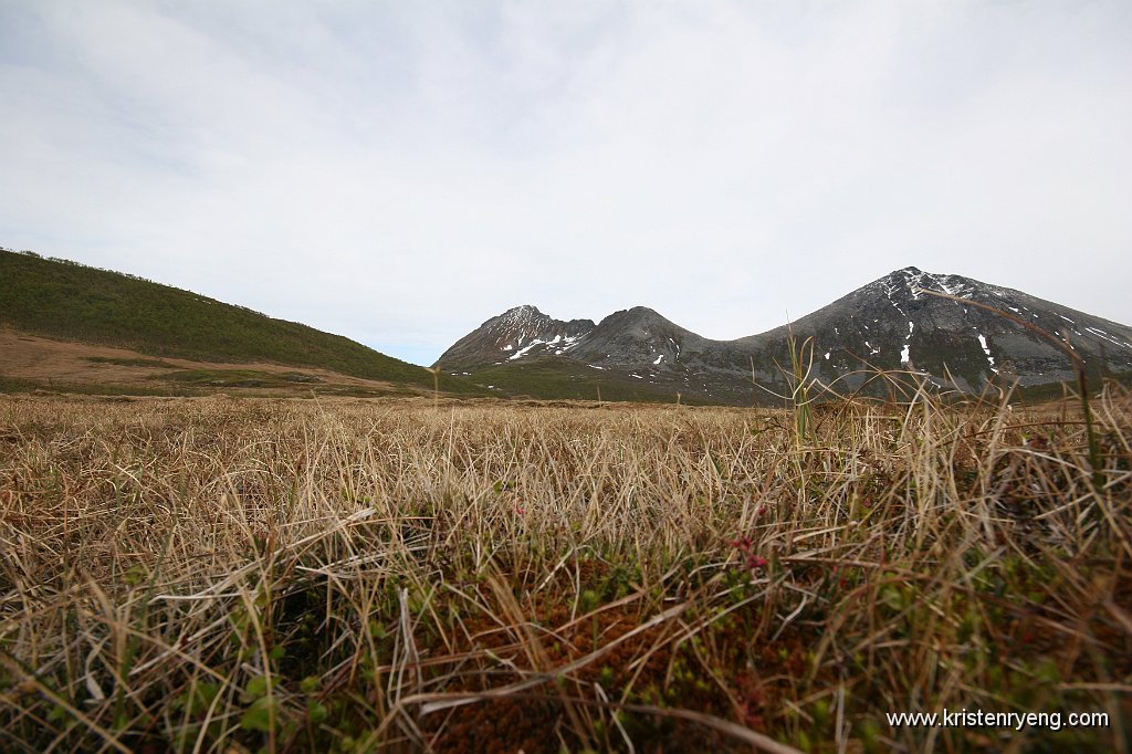 IMG_0006.JPG - Utsikt mot Bremnestinden, Ryptinden og til høyre Breitinden (843 moh).