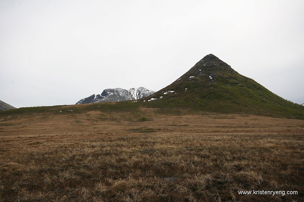 IMG_0009.JPG - Stappen (570 moh) i forkant med Styrmannen (818 moh) bak til venstre.
