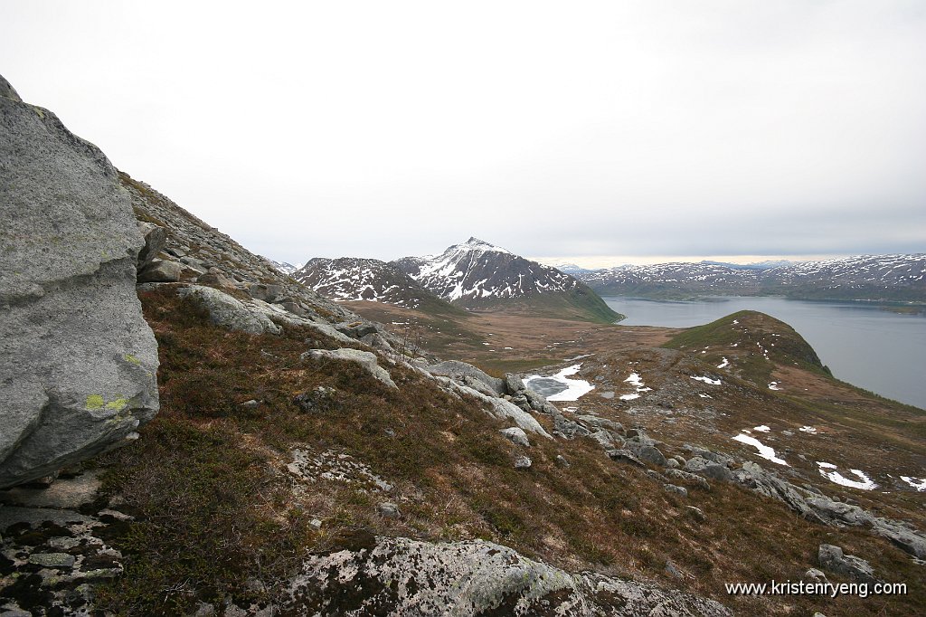 IMG_0060.JPG - På vei opp stigningen mot Bremnestinden. Her med utsikt tilbake mot Rundhaugen.