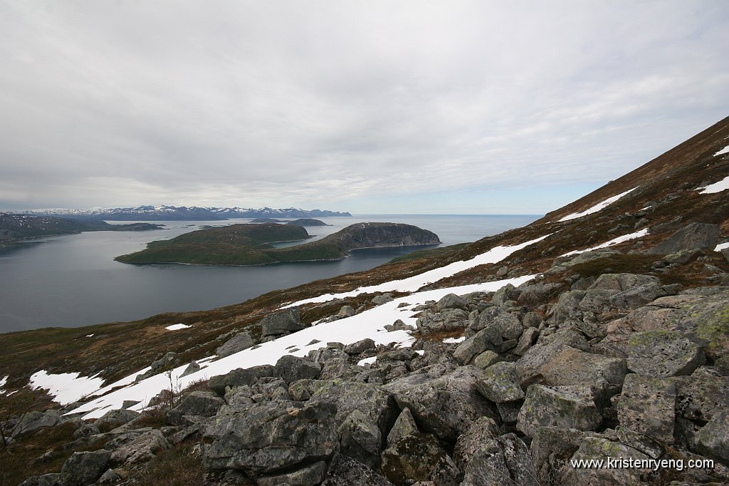 IMG_0061.JPG - Tussøya med Sommarøy i bakgrunnen.