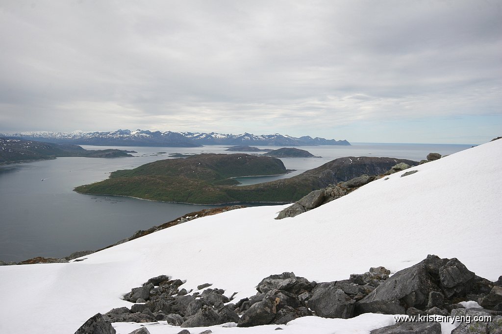 IMG_0068.JPG - Noen små snøflekker igjen opp mot toppen.