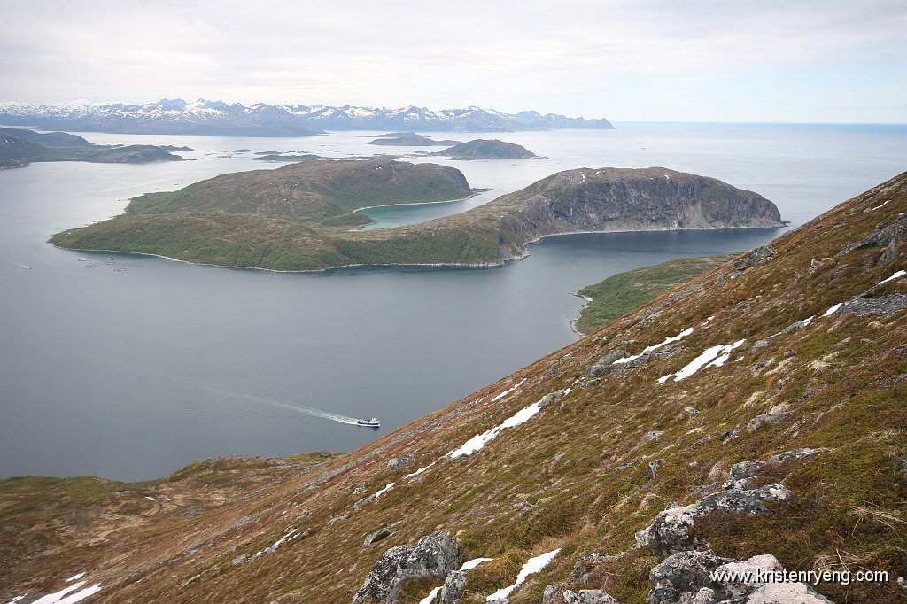 IMG_0088.JPG - Tussøya og Tåfjorden. Vi ser også enden av Hågøya litt til høyre for midten av bildet.