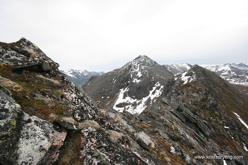 IMG_0091.JPG - Utsikt langs ryggen fra Bremnestinden mot Ryptinden og Breitinden.